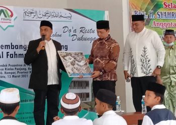 Syahrul Aidi Ma’azat Lakukan Peletakan Batu Pertama Gedung Al-Fahmu Qur’anic Center, Desa Rimbo Panjang, Tambang, Kabupaten Kampar.