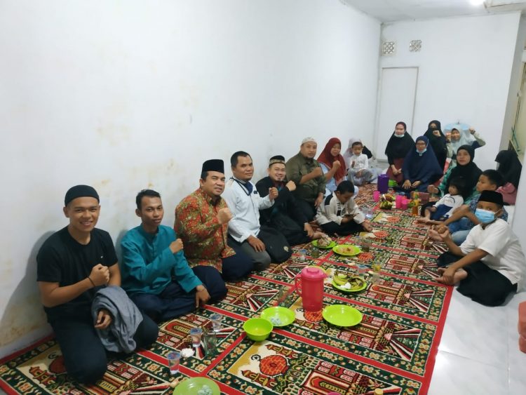 Dewan Masjid Indonesia Riau Berbuka Puasa dengan Muallaf