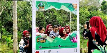 Wisatawan Nusantara saat berfoto di fotobooth Wisata Alam Sherena Stable | foto : ISTIMEWA