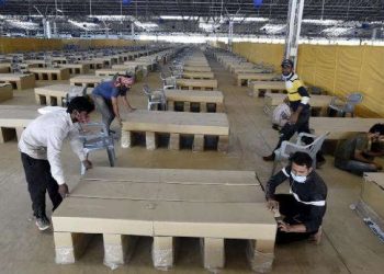 Habis Kasur, Pasien COVID-19 India Dirawat di Atas Tempat Tidur Kardus