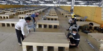 Habis Kasur, Pasien COVID-19 India Dirawat di Atas Tempat Tidur Kardus