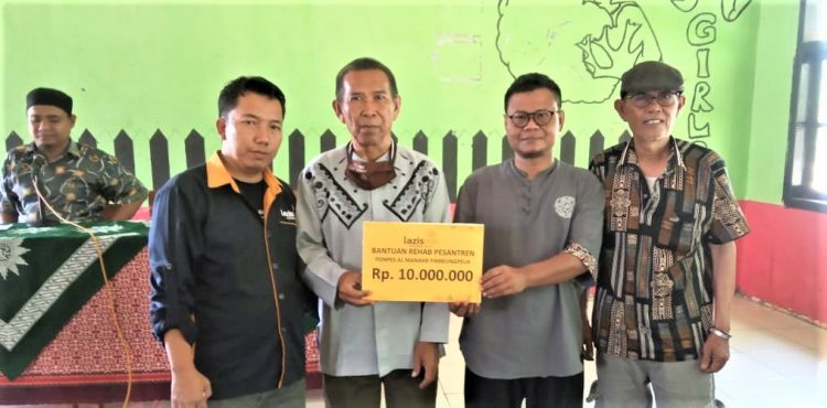 LAZISMU Garut Serahkan Bantuan untuk Renovasi Asrama Pondok Pesantren Al Manaar