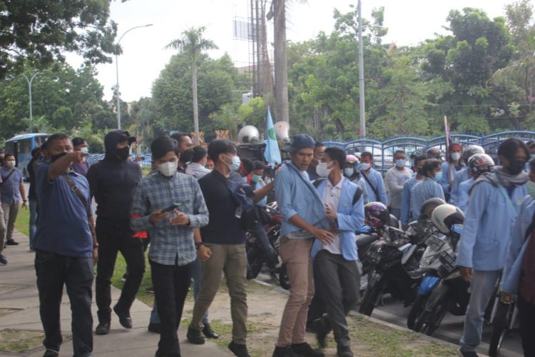 Disambut Tindakan Represif Aparat, BEM UNRI Gagal Sampaikan Tuntutan ke DPRD