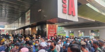 Longgarnya Protokol COVID-19 di Tanah Abang: Bersesakan hingga Masker ‘Mejeng’ di Dagu