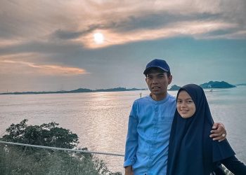 Kemesraan Ustaz Abdul Somad dan Fatimah Az Zahra Nikmati Senja di Tepi Laut, Warganet: So Sweet