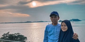 Kemesraan Ustaz Abdul Somad dan Fatimah Az Zahra Nikmati Senja di Tepi Laut, Warganet: So Sweet
