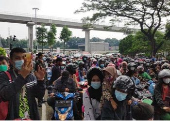 Pengunjung Dibatasi, Antrean di TMII Mengular hingga 2 Kilometer