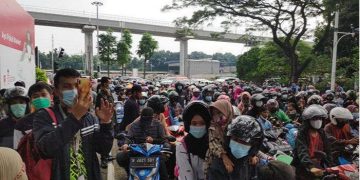 Pengunjung Dibatasi, Antrean di TMII Mengular hingga 2 Kilometer