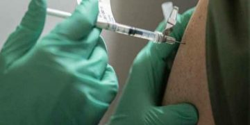 Usai Divaksin AstraZeneca, Puluhan Pekerja di Batam Dilarikan ke Rumah Sakit