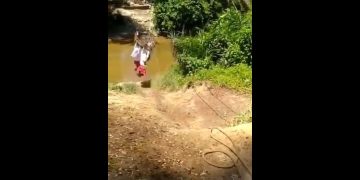 Bupati Kampar Turun ke Lokasi Anak SD Seberangi Sungai Pakai Keranjang