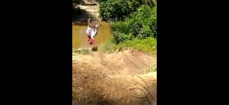 Bupati Kampar Turun ke Lokasi Anak SD Seberangi Sungai Pakai Keranjang