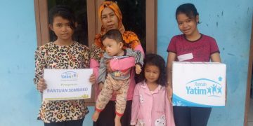 Rumah Yatim Berikan Bantuan Bahan Pokok untuk Ibu Solihati