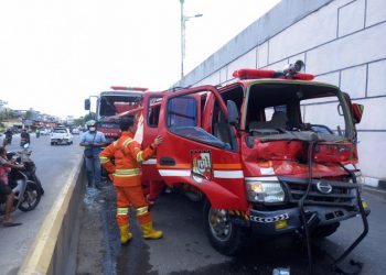 Hendak Padamkan Kebakaran, Mobil Damkar Kecelakaan di Simpang Pasar Pagi Arengka