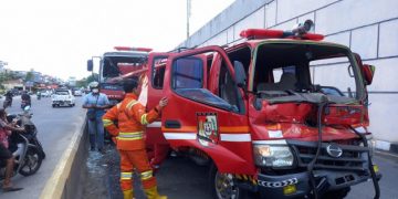 Hendak Padamkan Kebakaran, Mobil Damkar Kecelakaan di Simpang Pasar Pagi Arengka