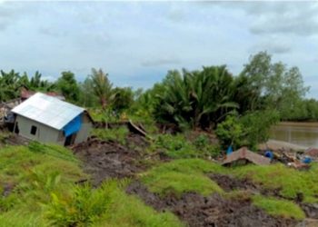 Longsor di Enok Indragiri Hilir Riau, 2 Rumah Warga dan 1 Gudang Amblas Terseret Tanah
