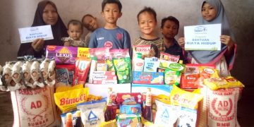 Rumah Yatim Berikan Bantuan untuk Ibu Mira dan Keenam Anaknya