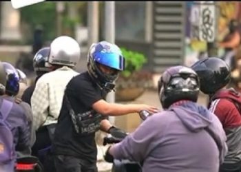 Viral Aksi Sosok Pria Bermotor Bagi-bagi Uang Bantuan PPKM hingga Puluhan Juta