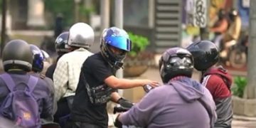 Viral Aksi Sosok Pria Bermotor Bagi-bagi Uang Bantuan PPKM hingga Puluhan Juta