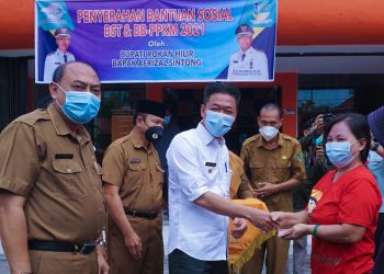 Bupati Rohil Afrizal Sintong, Serahkan Bantuan Sosial Tunai dan Beras Miskin