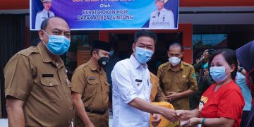 Bupati Rohil Afrizal Sintong, Serahkan Bantuan Sosial Tunai dan Beras Miskin