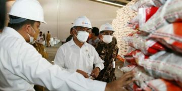 Menko PMK Minta Bulog Percepat Penyaluran Bantuan Beras