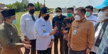 Bupati dan Wabup Rohil Dampingi Gubernur Riau Tinjau Kondisi Jalan Lintas Pesisir Rohil