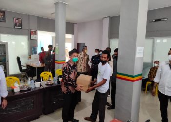 Bupati Rohil Afrizal Dampingi Gubri Serahkan Bantuan 10 Unit Mesin kapal Nelayan