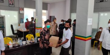 Bupati Rohil Afrizal Dampingi Gubri Serahkan Bantuan 10 Unit Mesin kapal Nelayan