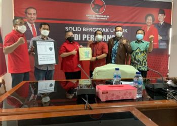 DPD PDI Perjuangan Serahkan Bantuan APD kepada RS Islam Jakarta