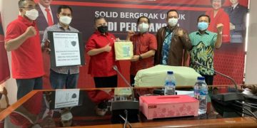 DPD PDI Perjuangan Serahkan Bantuan APD kepada RS Islam Jakarta