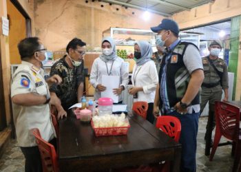 Satgas Covid-19 Pekanbaru Sita Puluhan Kursi dan Meja