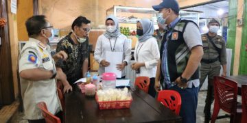 Satgas Covid-19 Pekanbaru Sita Puluhan Kursi dan Meja