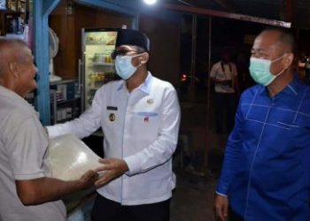Terdampak PPKM Darurat, 2.600 Paket Beras Dibagikan ke Warga Padang