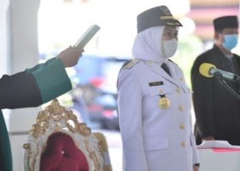 Pecahkan Rekor MURI dan Gantikan Suami, Istri Eks Bupati Inhu Dilantik Jadi Bupati Termuda