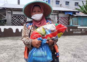 LAZISMU Pekanbaru Memberikan Sembako untuk Tukang Parkir
