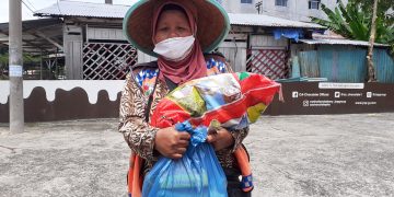 LAZISMU Pekanbaru Memberikan Sembako untuk Tukang Parkir