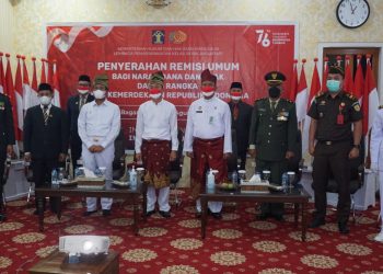 Delapan Orang Napi Bebas, Bupati Rohil Serahkan Remisi Umum