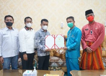 Bupati Rohil Serahkan Sertifikat Tanah Kantor Bawaslu