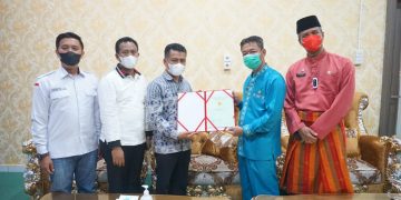 Bupati Rohil Serahkan Sertifikat Tanah Kantor Bawaslu