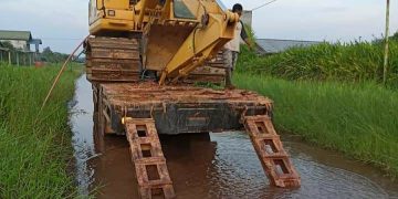 Antisipasi Banjir, Bupati Rohil Perintahkan DLH dan PUTR Siagakan Alat Berat