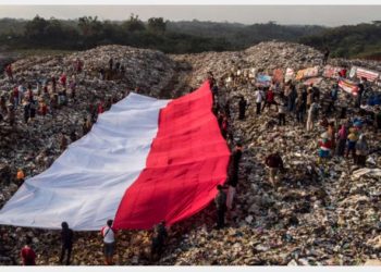 Bendera Merah Putih Raksasa di TPAS Tasikmalaya
