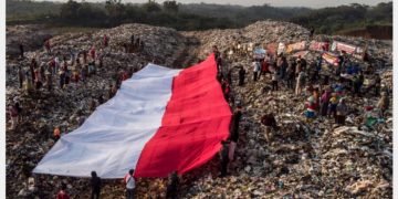 Bendera Merah Putih Raksasa di TPAS Tasikmalaya