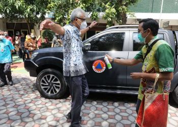 Kebiasaan Baru Ganjar, Bagikan Beras dan Sembako Saat Kunjungan ke Luar Kota