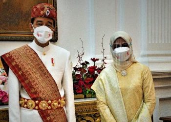 Peringatan HUT Ke-76 RI, Jokowi Kenakan Pakaian Adat Lampung