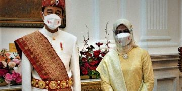 Peringatan HUT Ke-76 RI, Jokowi Kenakan Pakaian Adat Lampung