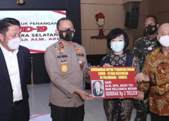 Keluarga mendiang pengusaha Akidi Tio memberikan bantuan sebesar Rp2 triliun untuk penanganan pandemi Covid-19 di Sumatera Selatan secara simbolis. Namun, belakangan sumbangan tersebut fiktif. (Arsip Polda Sumsel)