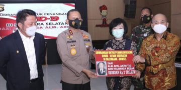 Keluarga mendiang pengusaha Akidi Tio memberikan bantuan sebesar Rp2 triliun untuk penanganan pandemi Covid-19 di Sumatera Selatan secara simbolis. Namun, belakangan sumbangan tersebut fiktif. (Arsip Polda Sumsel)