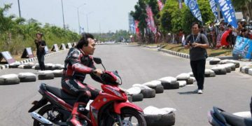 Kelakar Komeng ke Rossi: Ngambil Uang Pensiun Bareng Yaa