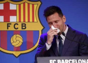 Lionel Messi menangis saat konferensi pers perpisahan dengan Barcelona. (REUTERS/ALBERT GEA)
