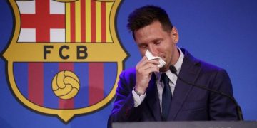 Lionel Messi menangis saat konferensi pers perpisahan dengan Barcelona. (REUTERS/ALBERT GEA)